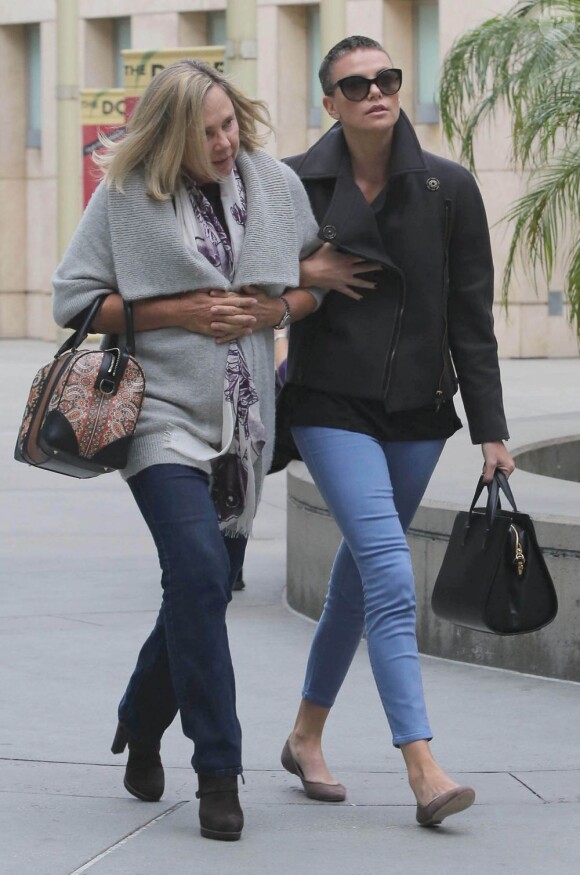 Charlize Theron et sa mère Gerda profitent d'un après-midi en tête à tête en se rendant au cinéma à Arclight Hollywood. Los Angeles, le 15 décembre 2012.