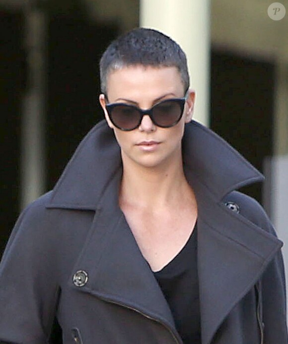 Charlize Theron, stylée avec ses cheveux bruns et courts, profite d'un samedi accompagnée de sa mère Gerda. Los Angeles, le 15 décembre 2012.