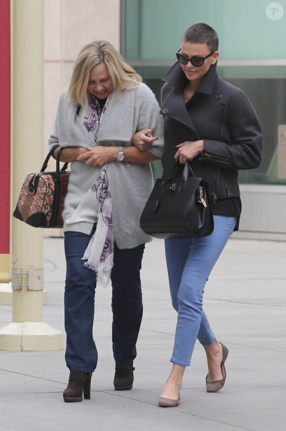 Charlize Theron et sa mère Gerda profitent d'un après-midi en tête à tête en se rendant au cinéma à Arclight Hollywood. Los Angeles, le 15 décembre 2012.