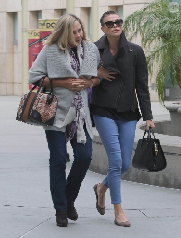 Charlize Theron et sa mère Gerda profitent d'un après-midi en tête à tête en se rendant au cinéma à Arclight Hollywood. Los Angeles, le 15 décembre 2012.