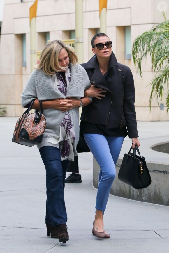 Charlize Theron et sa mère Gerda profitent d'un après-midi en tête à tête en se rendant au cinéma à Arclight Hollywood. Los Angeles, le 15 décembre 2012.
