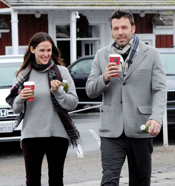 Jennifer Garner et son mari Ben Affleck emmènent leurs filles Violet et Seraphina faire du shopping à Brentwood, le 16 décembre 2012. Le couple est visiblement toujours aussi complice. Le couple a pris son petit-déjeuner en tête à tête.