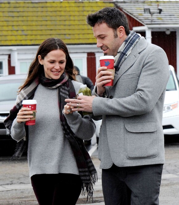 Jennifer Garner et son mari Ben Affleck emmènent leurs filles Violet et Seraphina faire du shopping à Brentwood, le 16 décembre 2012. Le couple a pris le petit-déjeuner en tête à tête.