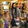 Jennifer Garner et son mari Ben Affleck emmènent leurs filles faire du shopping à Brentwood, le 16 décembre 2012.