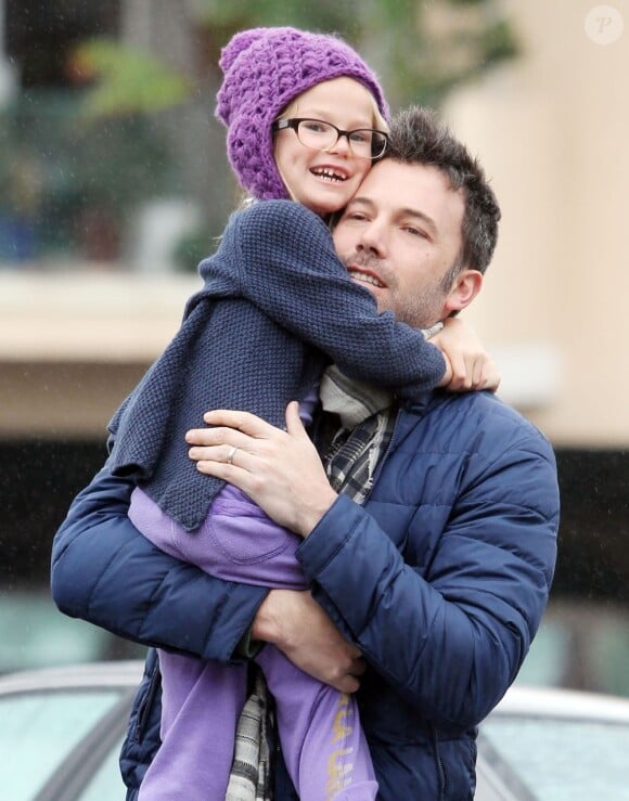 Jennifer Garner et son mari Ben Affleck emmènent leurs filles Violet et Seraphina faire du shopping à Brentwood, le 16 décembre 2012. Le père et la famille sont adorables ensemble.