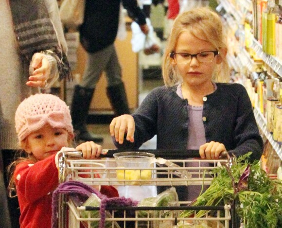 Jennifer Garner et son mari Ben Affleck emmènent leurs filles Violet et Seraphina faire du shopping à Brentwood, le 16 décembre 2012. Les filles font les courses comme des grandes.