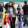 Jennifer Garner et son mari Ben Affleck emmènent leurs filles Violet et Seraphina faire du shopping à Brentwood, le 16 décembre 2012.