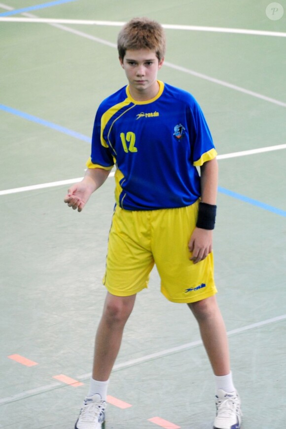 Juan Valentin, fils aîné de l'infante Cristina d'Espagne et d'Iñaki Urdangarin, lors de la victoire de son club de Handbol Esplugues contre Molins de Rei, 30 à 28, le 15 décembre 2012, sous les yeux de son père.