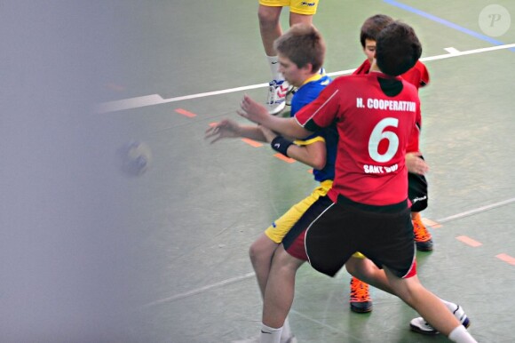 Juan Valentin, 13 ans, fils aîné de l'infante Cristina d'Espagne et d'Iñaki Urdangarin, lors de la victoire de son club de Handbol Esplugues contre Molins de Rei, 30 à 28, le 15 décembre 2012, sous les yeux de son père.