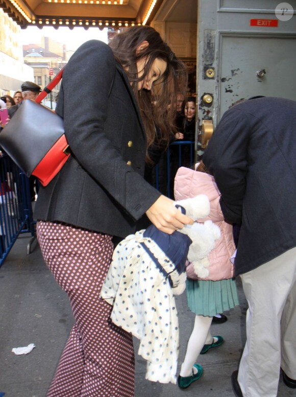 Katie Holmes protège sa fille Suri Cruise alors qu'elles vont voir une comédie musicale à New York, le 15 décembre 2012.