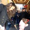Katie Holmes emmène sa fille Suri au théâtre à New York.
