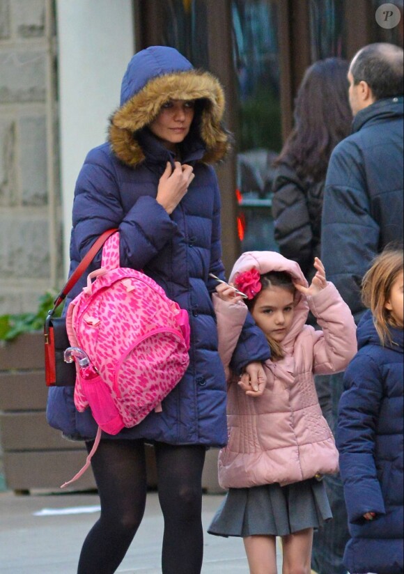 Dans le froid polaire, Katie Holmes se promène avec sa fille Suri Cruise, le 11 décembre 2012.