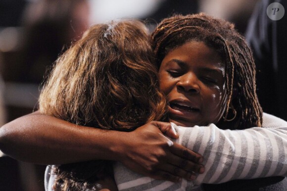 Des habitants de Newtown se réconfortent apr!s la tuerie le 16 décembre 2012.