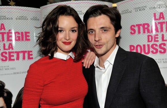Raphaël Personnaz et Charlotte Le Bon forment un beau couple sur le tapis rouge de l'avant-première de La stratégie de la poussette au cinéma le St Germain à Paris, le 18 décembre 2012.