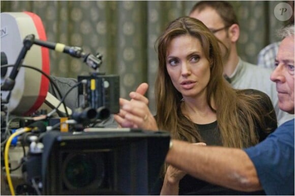 Angelina Jolie en plein tournage de son premier long-métrage, Au pays du sang et du miel.