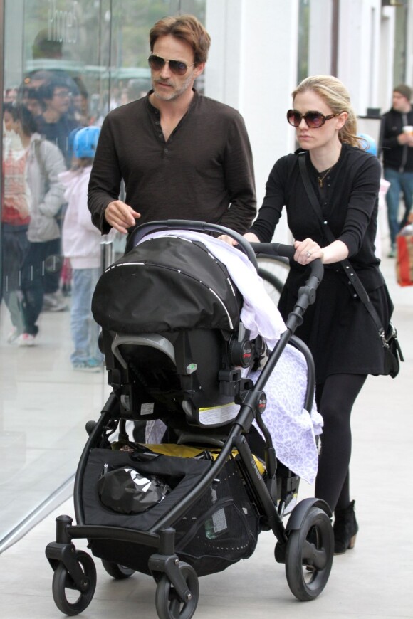 Anna Paquin et son mari Stephen Moyer de sortie avec leurs jumeaux nés il y a 3 mois à Santa Monica, le 19 décembre 2012.