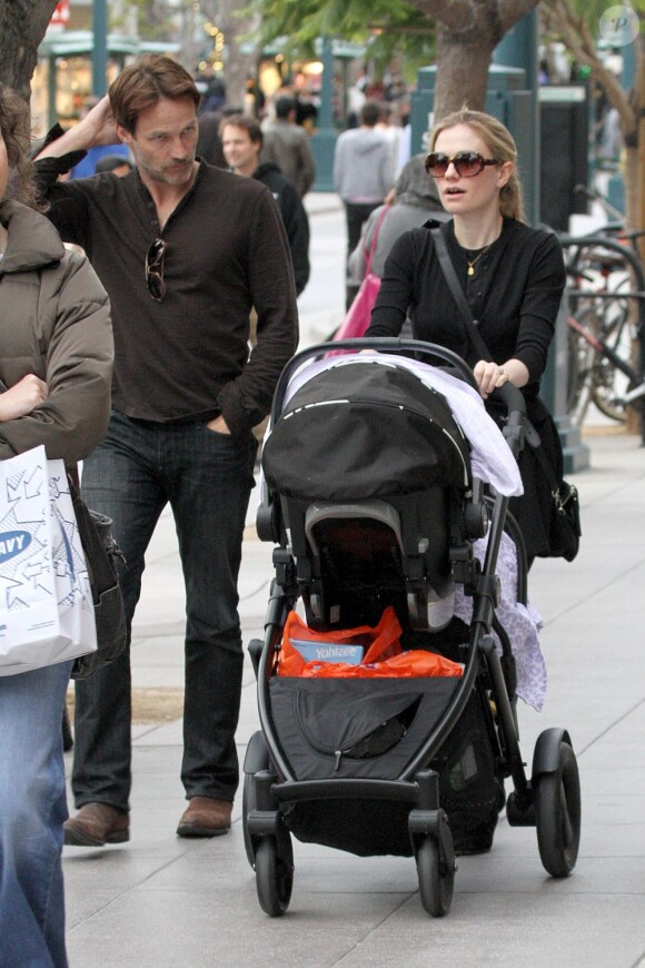 Anna Paquin et son mari Stephen Moyer de sortie avec leurs jumeaux âgés de 3 mois à Santa Monica, le 19 décembre 2012. Les heureux parents se baladent incognito.