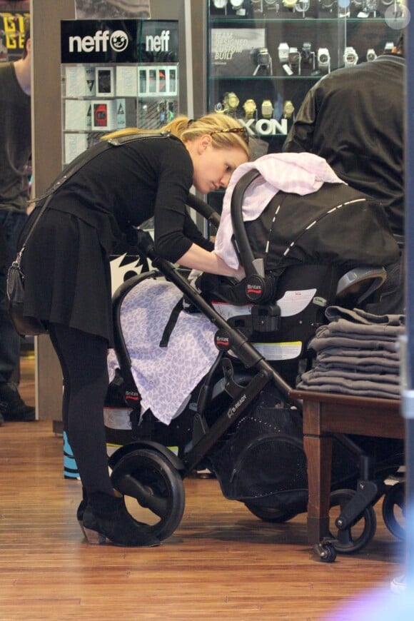 Anna Paquin et son mari Stephen Moyer de sortie avec leurs jumeaux âgés de 3 mois à Santa Monica, le 19 décembre 2012. Les enfants sont dissimulés sous des petits draps.