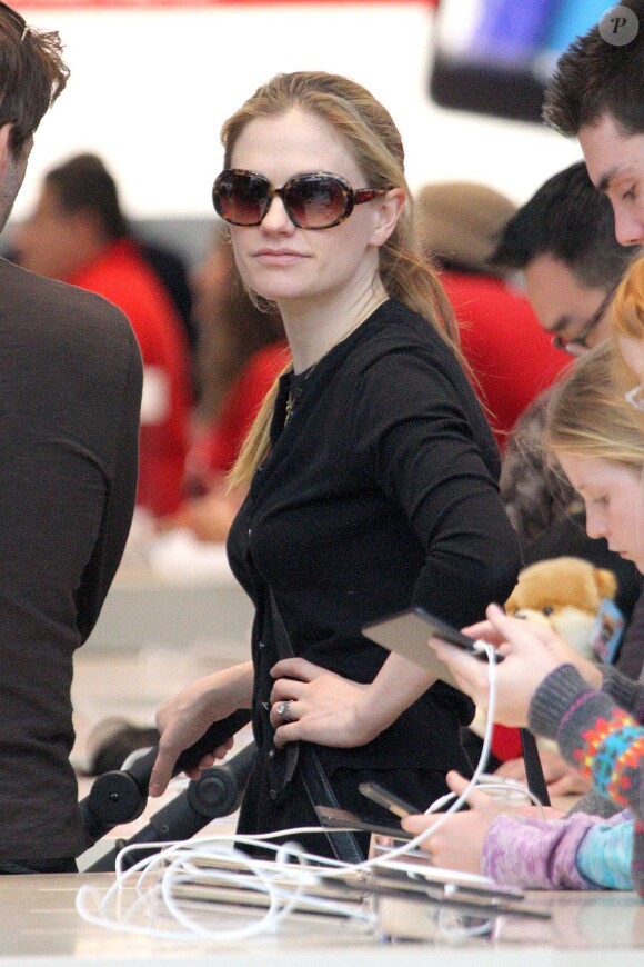 Anna Paquin et son mari Stephen Moyer de sortie avec leurs jumeaux âgés de 3 mois à Santa Monica, le 19 décembre 2012.