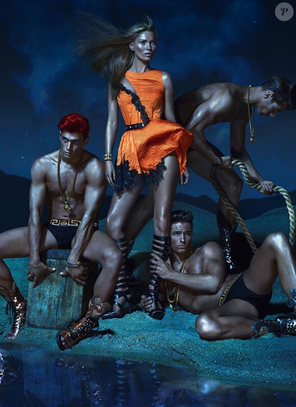 Kate Moss incarne une sexy gladiatrice pour la campagne printemps-été 2013 de Versace. Photo par Mert Alas et Marcus Piggott.