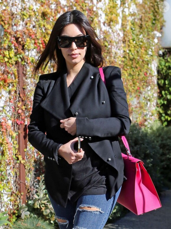 Kim Kardashian quitte le salon de coiffure Andy Lecompte à Los Angeles. Le 20 décembre 2012.