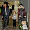 Gwen Stefani et Gavin Rossdale arrivent à l'aéroport de Los Angeles avec leurs deux garçons Kingston et Zuma. Le 21 décembre 2012.