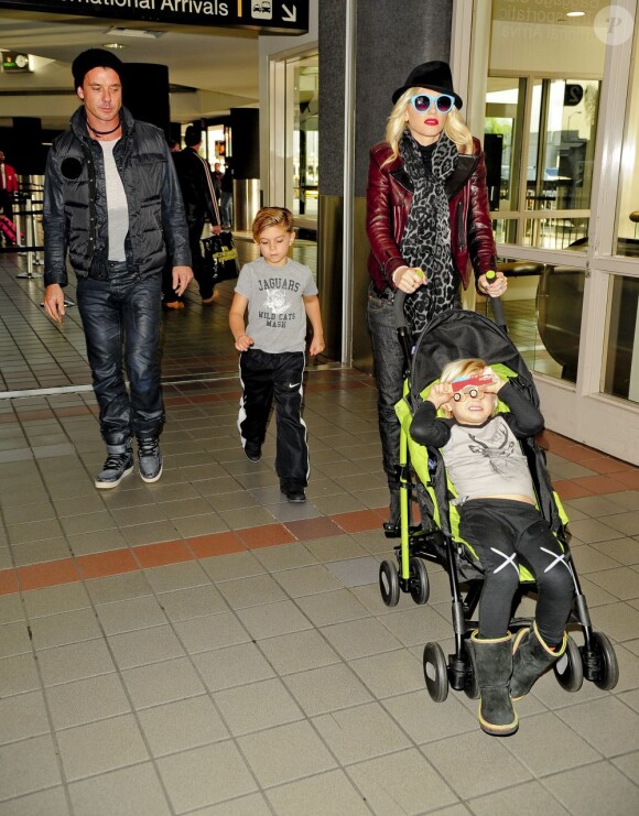 Gwen Stefani, Gavin Rossdale et leurs deux garçons Kingston et Zuma arrivent à l'aéroport de Los Angeles. Le 21 décembre 2012.