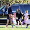 Brooke Burke, élégante et sexy, va chercher ses filles à l'école à Malibu le 20 décembre 2012