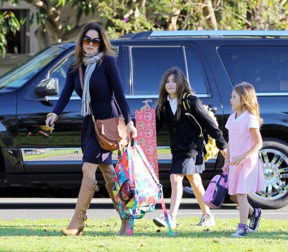 Brooke Burke, élégante et sexy, va chercher ses filles à l'école à Malibu le 20 décembre 2012