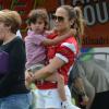 Jennifer Lopez, son petit ami Casper Smart et ses enfants Max et Emme lors d'un match de football caritatif à San Juan sur l'île de Puerto Rico pour les victimes de l'ouragan Sandy, le 22 décembre 2012. La chanteuse tient dans ses bras son jeune fils.