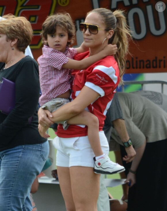 Jennifer Lopez, son petit ami Casper Smart et ses enfants Max et Emme lors d'un match de football caritatif à San Juan sur l'île de Puerto Rico pour les victimes de l'ouragan Sandy, le 22 décembre 2012. La chanteuse tient dans ses bras son jeune fils.