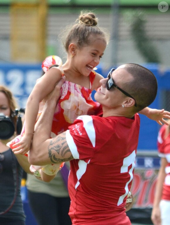 Jennifer Lopez, son petit ami Casper Smart et ses enfants Max et Emme lors d'un match de football caritatif à San Juan sur l'île de Puerto Rico pour les victimes de l'ouragan Sandy, le 22 décembre 2012. Le jeune homme est très complice avec les enfants de la chanteuse.