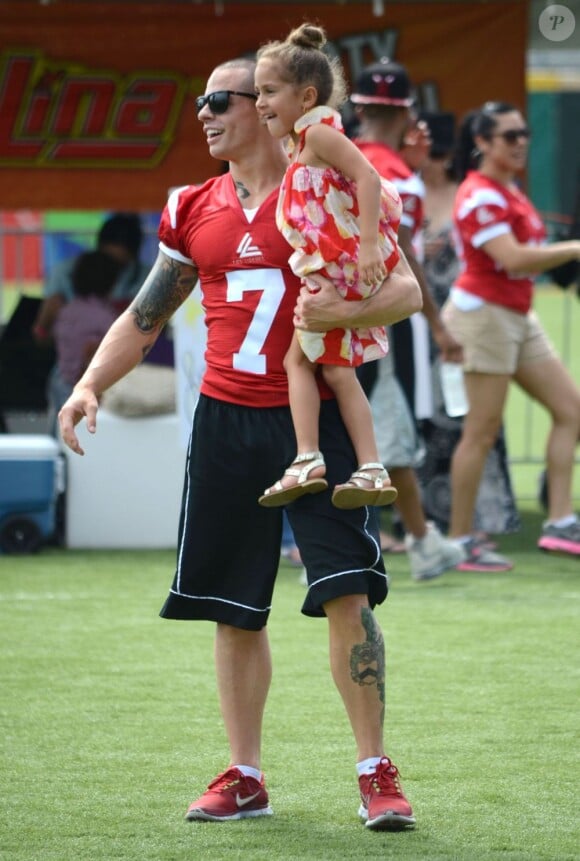 Jennifer Lopez, son petit ami Casper Smart et ses enfants Max et Emme lors d'un match de football caritatif à San Juan sur l'île de Puerto Rico pour les victimes de l'ouragan Sandy, le 22 décembre 2012. Toute la petite fille famille s'est amusée lors de l'événement.