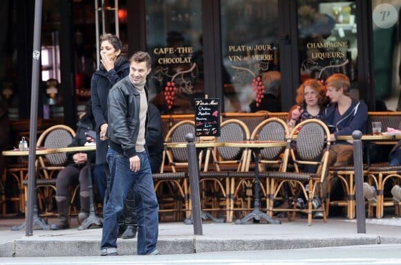 Halle Berry et Olivier Martinez se promènent main dans la main à Paris le 23 décembre 2012. Au cours de leur promenade ils sont allés visiter deux églises : Saint-Sulpice et Saint-Germain-des-Prés.