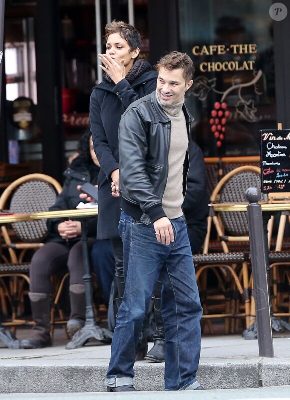 Halle Berry et Olivier Martinez se promènent main dans la main à Paris le 23 décembre 2012. Au cours de leur promenade ils sont allés visiter deux églises : Saint-Sulpice et Saint-Germain-des-Prés.