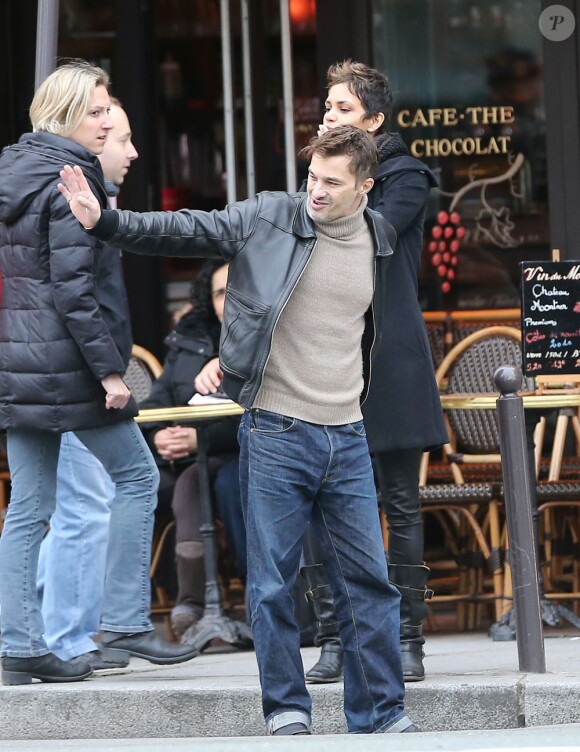 Halle Berry et Olivier Martinez se promènent main dans la main à Paris le 23 décembre 2012. Au cours de leur promenade ils sont allés visiter deux églises : Saint-Sulpice et Saint-Germain-des-Prés.