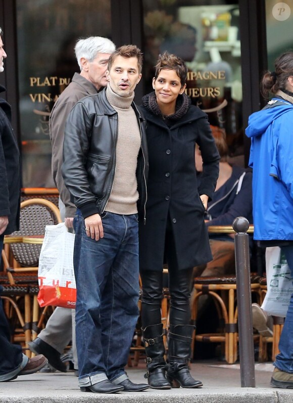 Halle Berry et Olivier Martinez se promènent main dans la main à Paris le 23 décembre 2012. Au cours de leur promenade ils sont allés visiter deux églises : Saint-Sulpice et Saint-Germain-des-Prés.