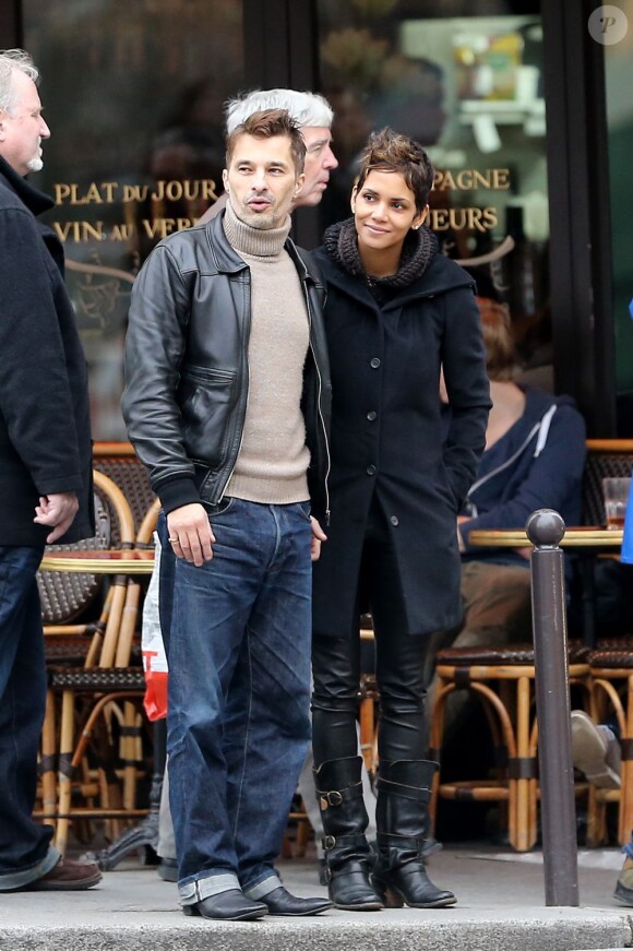 Halle Berry et Olivier Martinez se promènent main dans la main à Paris le 23 décembre 2012. Au cours de leur promenade ils sont allés visiter deux églises : Saint-Sulpice et Saint-Germain-des-Prés.