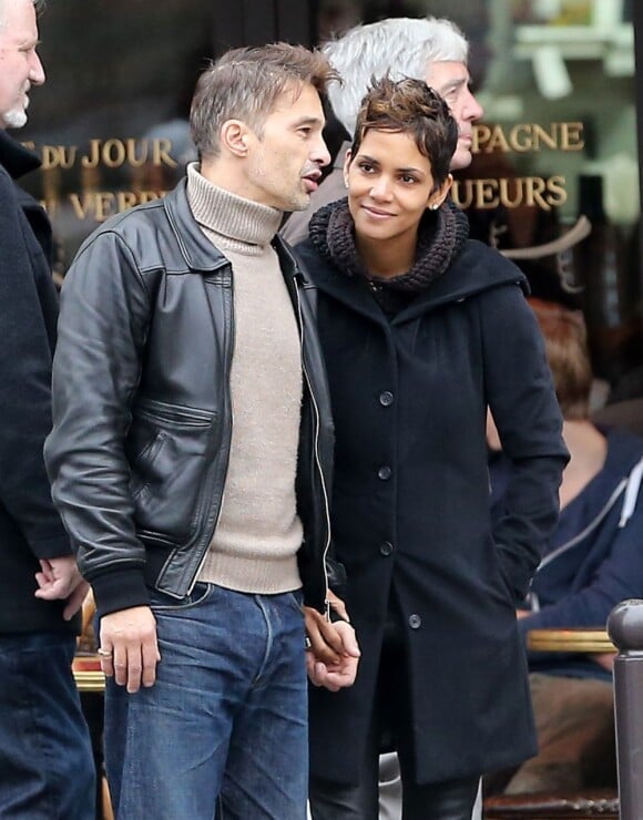 Halle Berry et Olivier Martinez se promènent main dans la main à Paris le 23 décembre 2012. Au cours de leur promenade ils sont allés visiter deux églises : Saint-Sulpice et Saint-Germain-des-Prés. Les deux fiancés semblent plus amoureux que jamais.