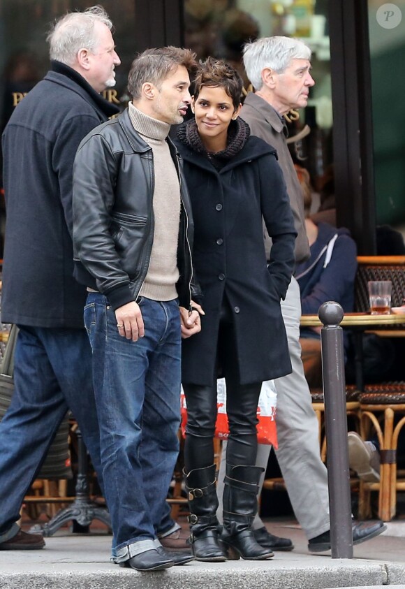 Halle Berry et Olivier Martinez se promènent main dans la main à Paris le 23 décembre 2012. Au cours de leur promenade ils sont allés visiter deux églises : Saint-Sulpice et Saint-Germain-des-Prés.
