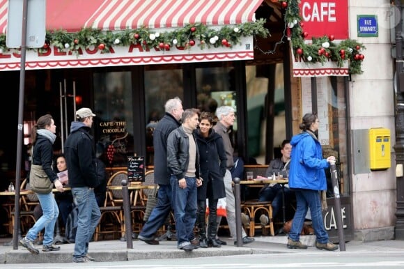 Halle Berry et Olivier Martinez se promènent main dans la main à Paris le 23 décembre 2012. Au cours de leur promenade ils sont allés visiter deux églises : Saint-Sulpice et Saint-Germain-des-Prés. Le couple passe presque inaperçu.
