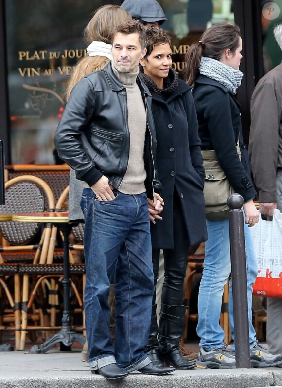 Halle Berry et Olivier Martinez se promènent main dans la main à Paris le 23 décembre 2012. Au cours de leur promenade ils sont allés visiter deux églises : Saint-Sulpice et Saint-Germain-des-Prés.