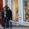 Halle Berry et Olivier Martinez se promènent main dans la main à Paris le 23 décembre 2012. Au cours de leur promenade ils sont allés visiter deux églises : Saint-Sulpice et Saint-Germain-des-Prés.