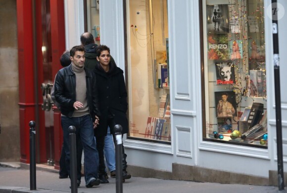 Halle Berry et Olivier Martinez se promènent main dans la main à Paris le 23 décembre 2012. Au cours de leur promenade ils sont allés visiter deux églises : Saint-Sulpice et Saint-Germain-des-Prés.