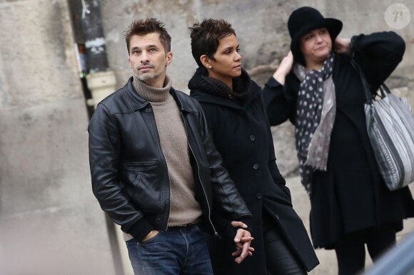 Halle Berry et Olivier Martinez se promènent main dans la main à Paris le 23 décembre 2012. Au cours de leur promenade ils sont allés visiter deux églises : Saint-Sulpice et Saint-Germain-des-Prés. Le couple se promène incognito.