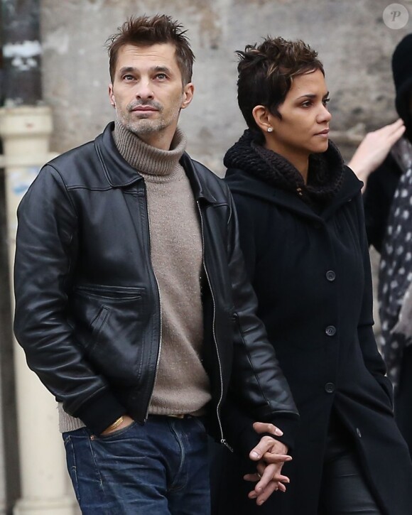 Halle Berry et Olivier Martinez se promènent main dans la main à Paris le 23 décembre 2012. Au cours de leur promenade ils sont allés visiter deux églises : Saint-Sulpice et Saint-Germain-des-Prés.