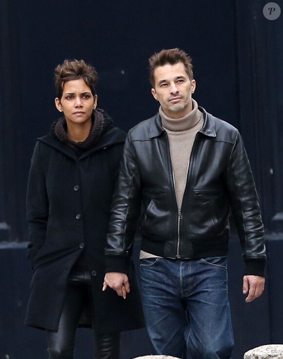 Halle Berry et Olivier Martinez se promènent main dans la main à Paris le 23 décembre 2012. Au cours de leur promenade ils sont allés visiter deux églises : Saint-Sulpice et Saint-Germain-des-Prés.