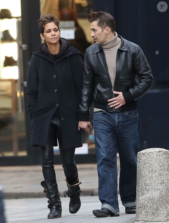 Halle Berry et Olivier Martinez se promènent main dans la main à Paris le 23 décembre 2012. Au cours de leur promenade ils sont allés visiter deux églises : Saint-Sulpice et Saint-Germain-des-Prés.