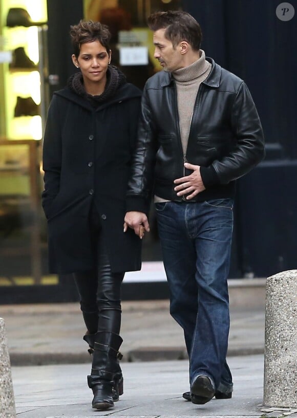 Halle Berry et Olivier Martinez se promènent main dans la main à Paris le 23 décembre 2012. Au cours de leur promenade ils sont allés visiter deux églises : Saint-Sulpice et Saint-Germain-des-Prés.
