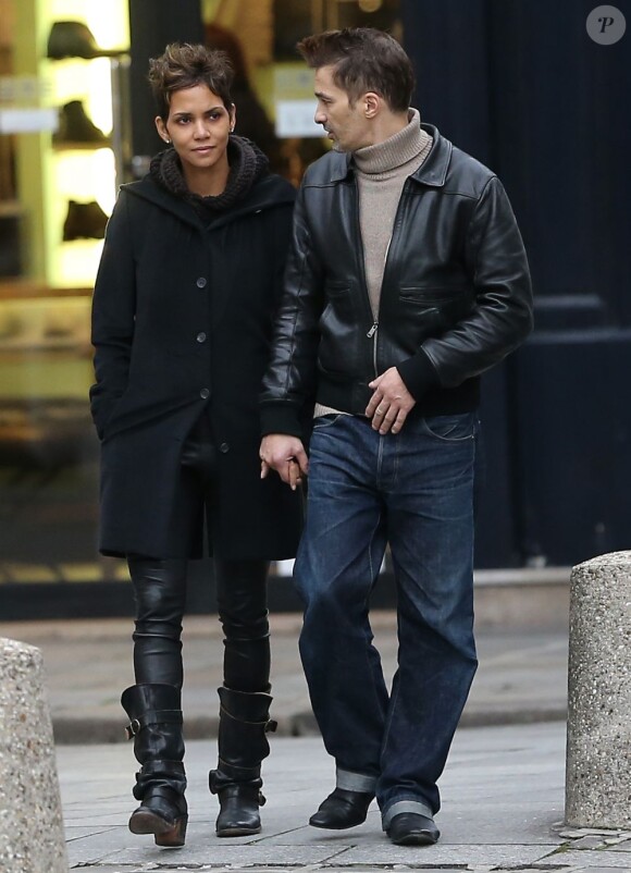 Halle Berry et Olivier Martinez se promènent main dans la main à Paris le 23 décembre 2012. Au cours de leur promenade ils sont allés visiter deux églises : Saint-Sulpice et Saint-Germain-des-Prés.